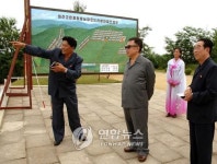 협동농장 시찰하는 김정일 국방위원장