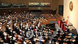 선서하는 국회의원들