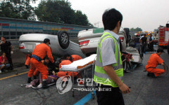 경부고속도서 3중 추돌..8명 부상
