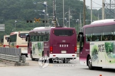 현대아산 윤만준 사장 탄 개성관광버스