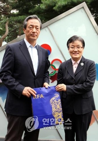 정몽준 축구협회장, 금일봉 전달