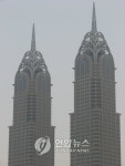 뉴욕 크라이슬러빌딩 닮은 두바이 고층건물