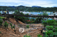 공중에 떠 있는 철길
