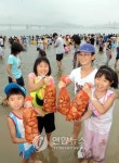 부산 광안리서 맨손 조개잡이 체험 행사
