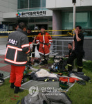 울산정밀화학센터 진화후 휴식하는 소방관들