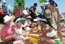 부산농협, 해수욕장서 봉사활동