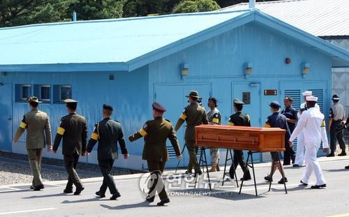 김정은, 러시아에 파병된 북한군 전사자들을 위한 유해 송환식 참석하며 예우와 존경 표시