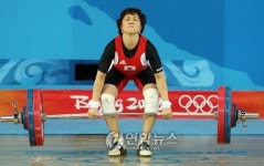 <올림픽> 여자역도 윤진희, '은메달 번쩍!'