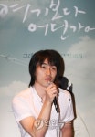 취재진의 질문에 답하는 이승영 감독