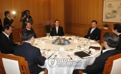 이 대통령과 박희태 대표 오찬 회동