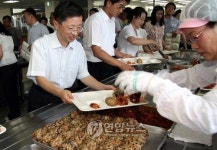 <카메라뉴스> 김해 공무원 주먹밥 체험