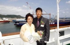 근로자 어머니를 선박 명명자로 모셨어요