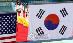  태극기 태권도장을 점령하다