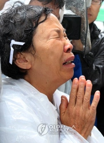 오열하는 순직 소방관 유가족들
