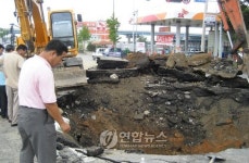 <카메라뉴스> 광주 도심서 도로 함몰..교통정체