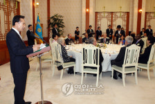 이 대통령 각국 헌재소장 초청 만찬