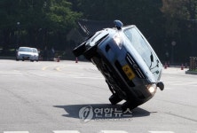 두 바퀴로 달리는 자동차