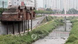 청계천변 재현된 판자촌