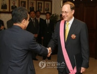 수교훈장 광화장 받는 버시바우