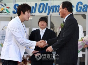 연금 증서 전달받는  박태환