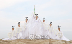 강화 마니산서 성화 높이 든 칠선녀