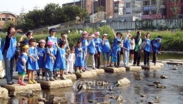 EM흙공 투척하는 안양YWCA 회원들