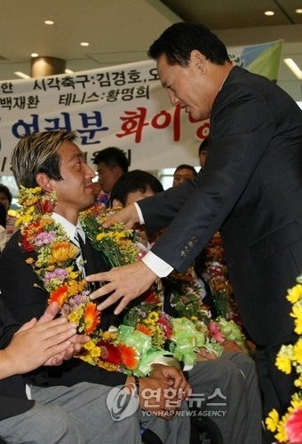 꽃다발 전달하는 유인촌 장관