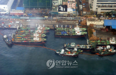 부산 남항서 선박충돌..남항 일대에 몰려든 벙커C유