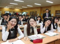 고교 교복 입은 여대생들