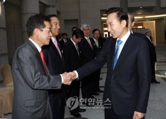 이 대통령, 홍준표 원내대표와 악수