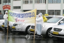 단정한 복장으로 손님맞이