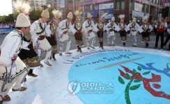 신명나게 펼쳐진 한바탕 춤판