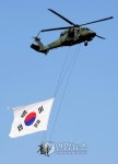 비행하는 태극기