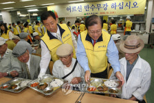 식사 대접하는 현대건설 임직원
