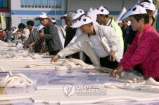  군산서 세계 최장 3.3km 가래떡 뽑기