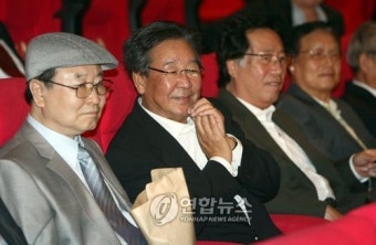 흐뭇한 표정으로 옛 수사반장 지켜보는 최불암씨