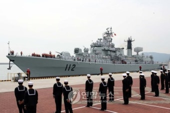 중국 구축함 부산 입항