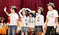초등학교들의 한글옷 패션쇼