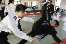 경찰 무술 이 정도는 돼야죠