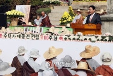 축사 대독하는 유인촌 문화체육관광부 장관