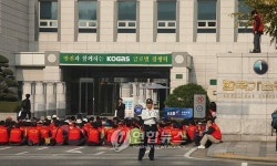 신임사장 출근저지 가스公노조 42명 연행
