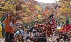 낙엽던지며 즐거워하는 어린이들