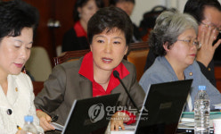 <2008 국감> 마지막 국감 질의하는 박근혜 의원