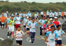 제주 해안도로 달리는 나눔의 마라토너들