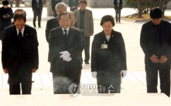 참배하는 서울교회 장로들