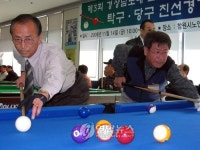 <카메라뉴스> 당구.탁구 삼매경..나이 잊었어요