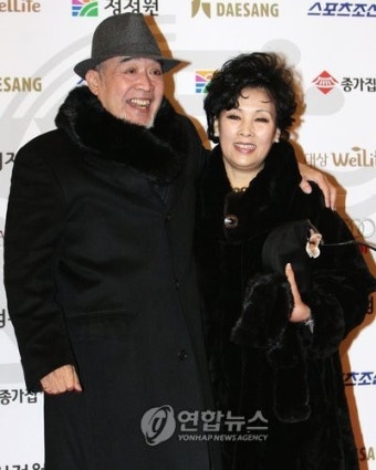 청룡영화제 참석한 원로배우 김희라 부부
