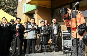 당원들에게 인사하는 김민석 최고위원