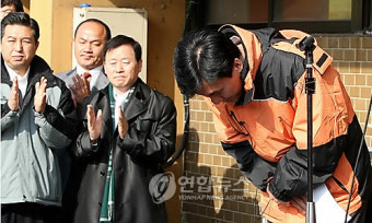 당원들에게 인사하는 김민석 최고위원
