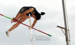 장대 든 인간새들, 운동장 대신 부산 도심을 난다